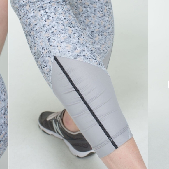 Lululemon Pace Queen Tight. Crop legging. Flower. Grey, light tan. Size 4. - Picture 5 of 15